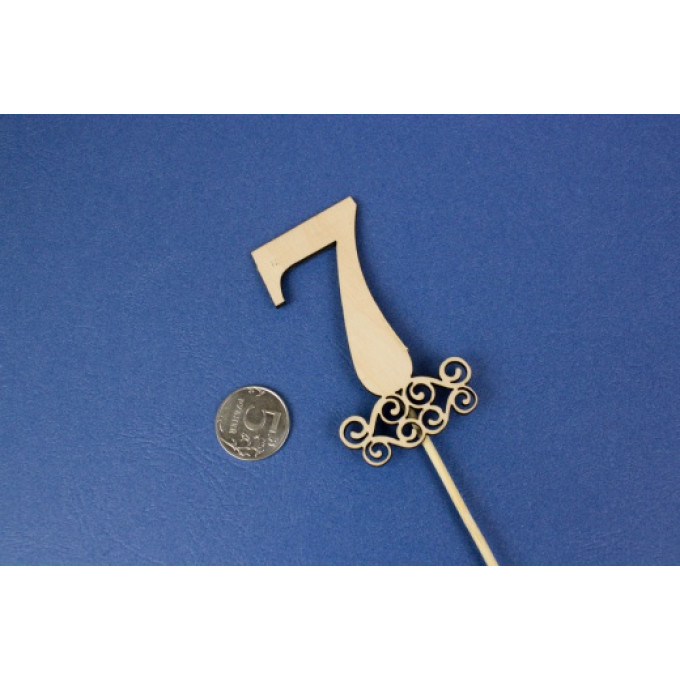 Топпер-цифра "7" с вензелем (шир.4,7см;выс.8,8см) фанера, неокраш., на палочке