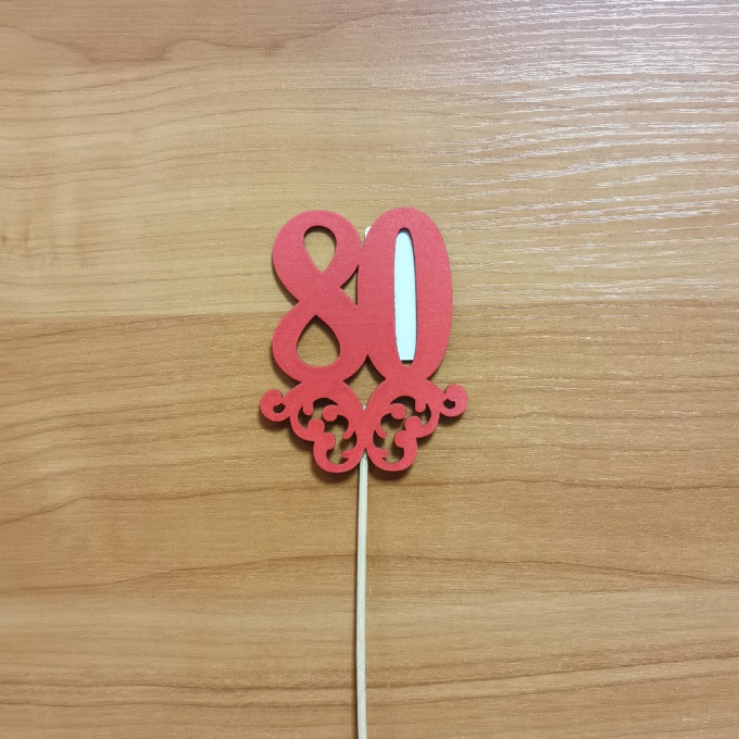 Топпер юбилейный "80" с вензелем, на палочке (шир.7см;выс.9см) фанера, окраш., красный